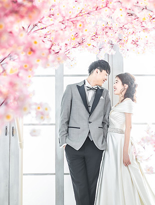 フォトウエディング 韓国 シアスタイル 満開の花の下で向かい合う新郎新婦