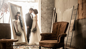 フォトウエディング 韓国 シアスタイル 向かい合う新郎新婦のクラシカルな写真