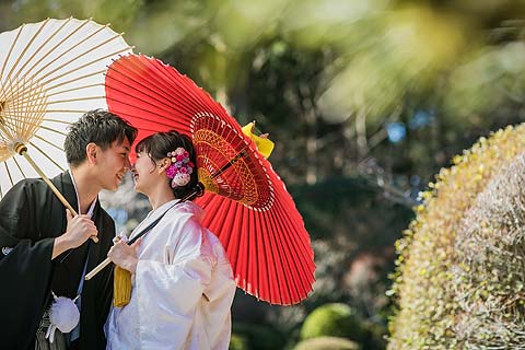 浜松・掛川 結婚式前撮り シアスタイル 和傘をさして和装ロケーションフォト