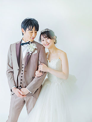 フォトスタジオ結婚式の前撮りの韓国風おすすめポーズ