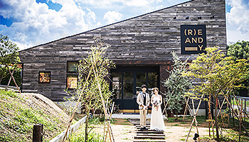 リアンディの前で撮影おしゃれなウエディングフォト