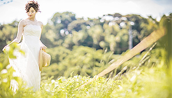 浜松 フォトウエディング シアスタイル 緑が映える花嫁の写真