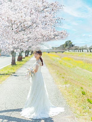 結婚式の前撮りロケフォトの桜おすすめポーズ