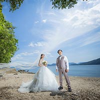 結婚式の前撮り写真を海ロケーションで撮影