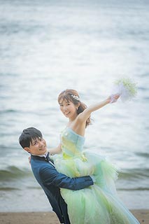 結婚式ロケーションフォト海で前撮り撮影09