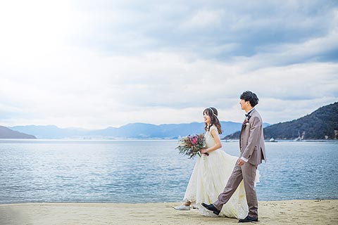 結婚式ロケーションフォト海で前撮り撮影11