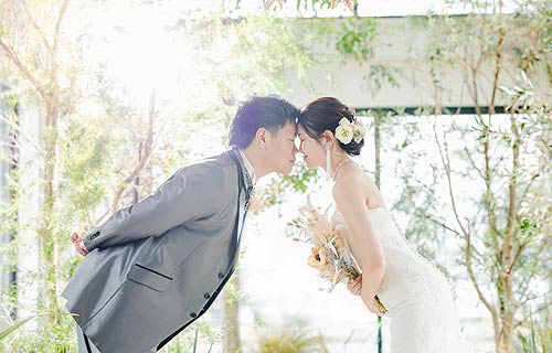 静岡市フォトスタジオで自然光が挿し込む吹き抜けで結婚式前撮り撮影