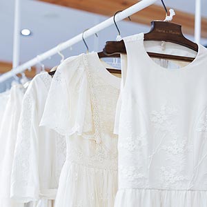 シンプルウエディングフォトのお好みの衣裳を選ぶ