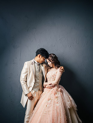 フォトスタジオ結婚式の前撮りのシンプルおすすめポーズ