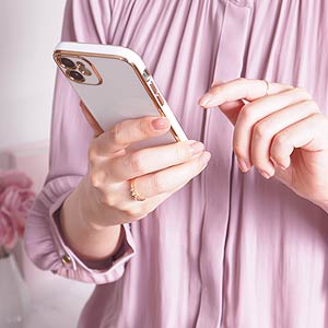 フォトウエディング シアスタイル スマホから問い合わせをする女性