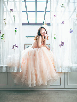 ピンクのドレスを着た花嫁